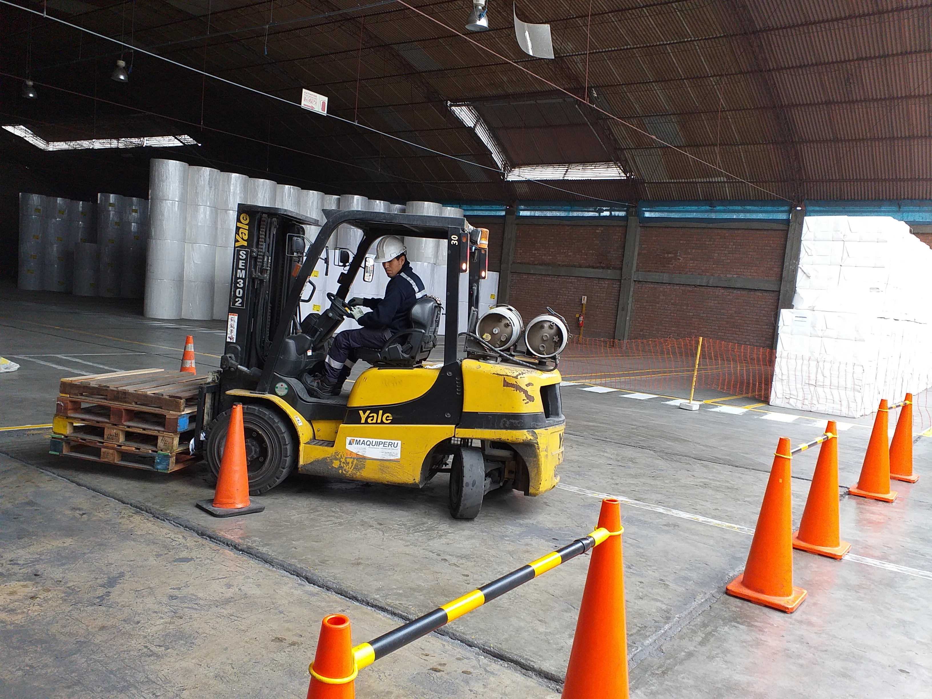 Práctica de conducción en un circuito con conos