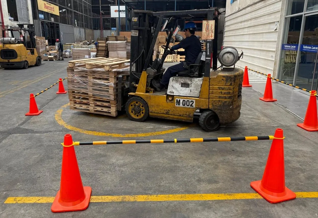 Evaluación práctica de un operador de montacargas en un circuito con conos